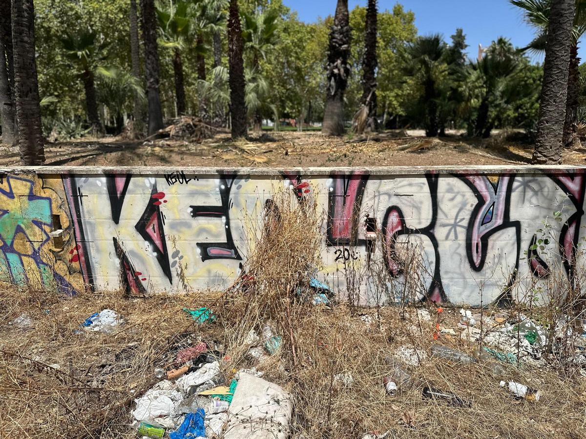 Uno de los muros que separa la zona mantenida de la zona abandonada.