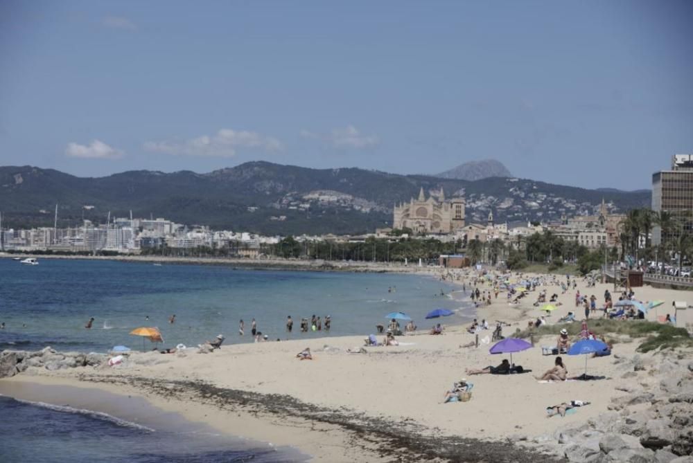 Los mallorquines disfrutan del primer fin de semana en la playa