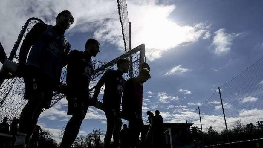 Los futbolistas transportan una portería en El Requexón.