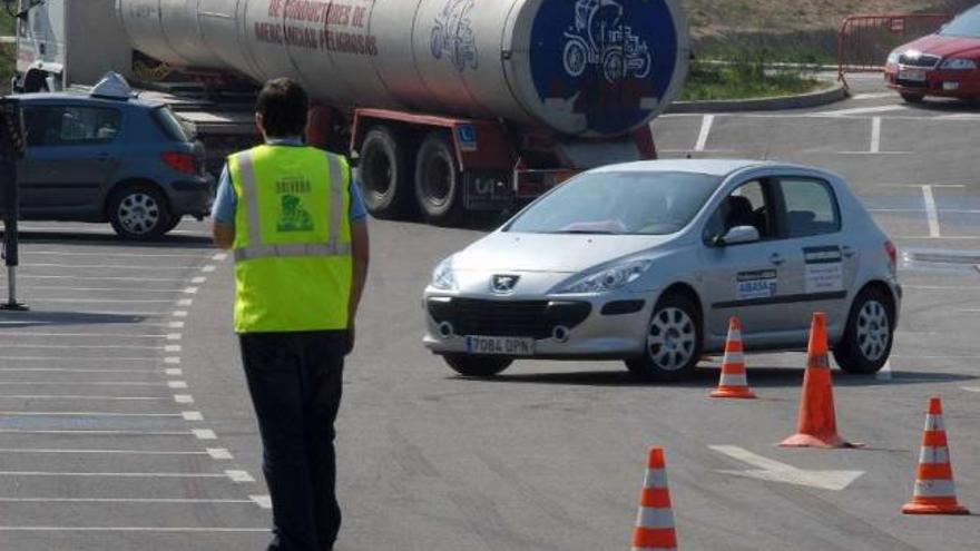 Un curso de conducción segura de una autoescuela de Vilagarcía.  // Iñaki Abella