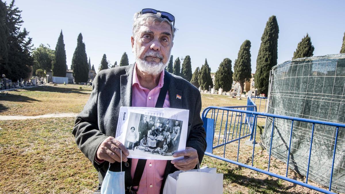 José Manuel Benavent Peñalver con una foto a su tío Rafael Peñalver Fernández, fusilado en 1940