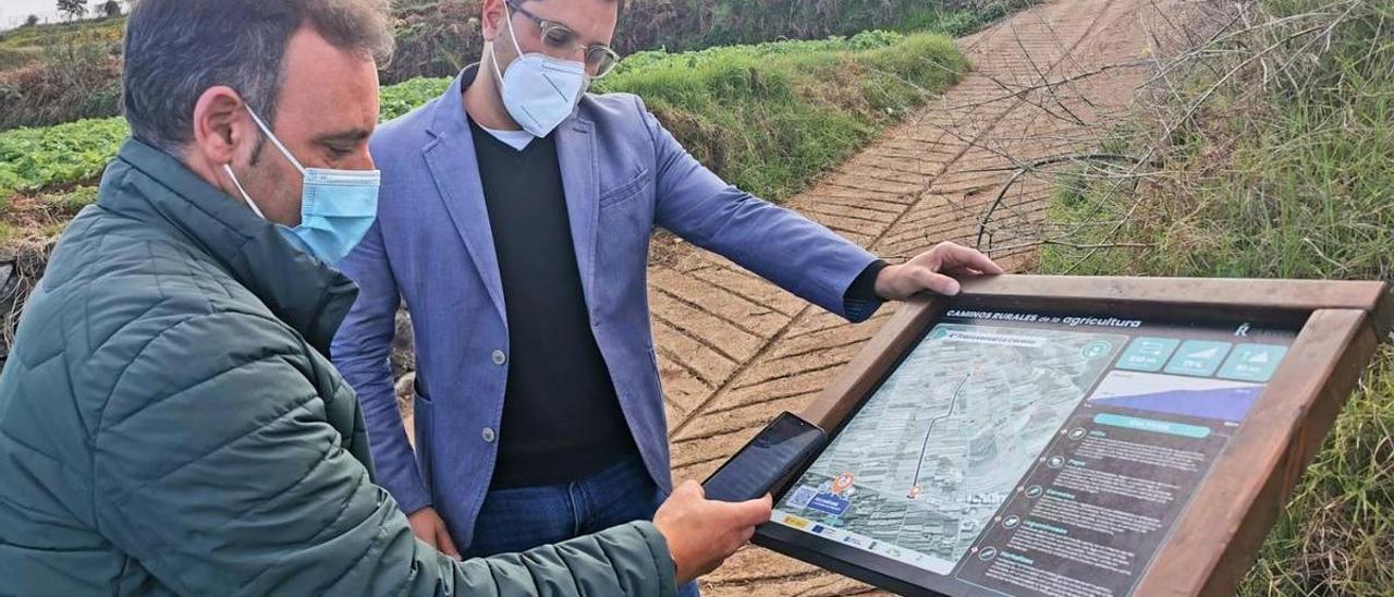 Los ediles Adolfo González y Alexis Hernández visitan uno de los caminos rurales señalizados en Icod el Alto