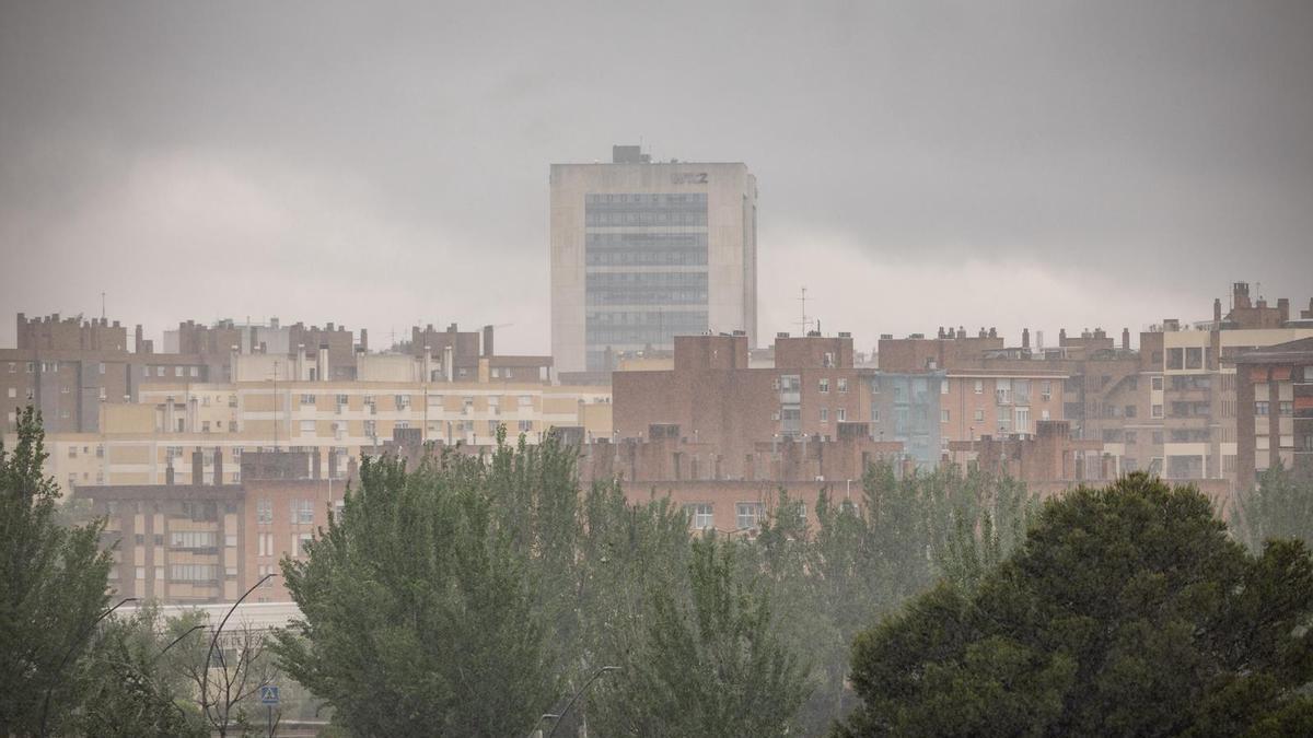 Una tormenta sobre Zaragoza en una imagen de archivo