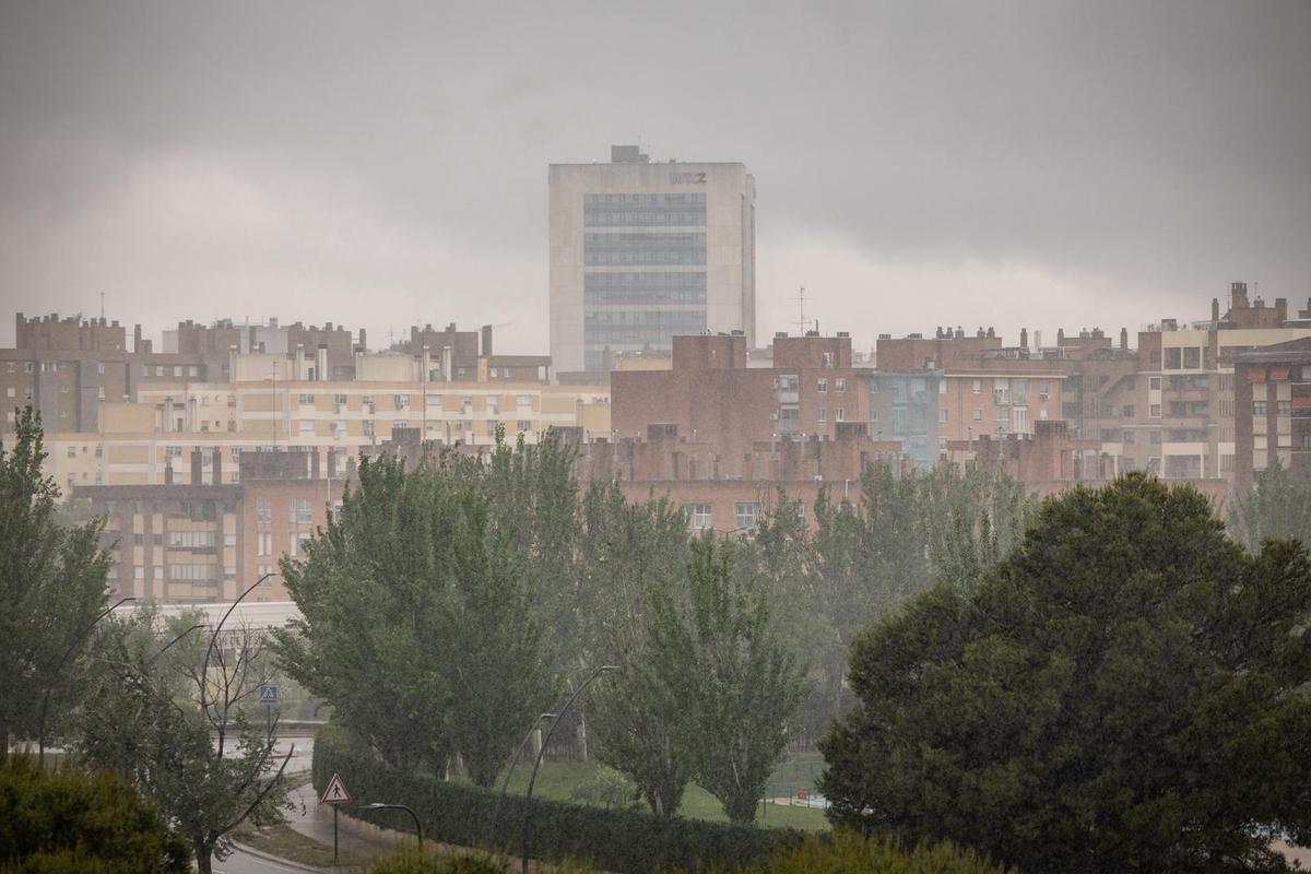 Instantes de la tormenta vivida en la tarde de este domingo en Zaragoza