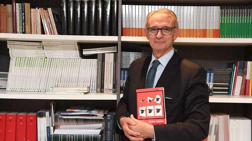 El catedrático de Política Económica, Antón Costas, presenta su libro