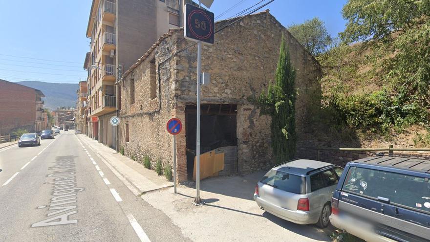 Cau el mur d&#039;una casa afectant el trànsit de la C-14 a Organyà