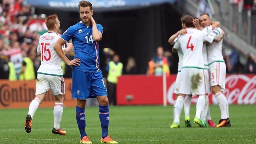 Un gol en propia meta al final del partido frustra el sueño islandés