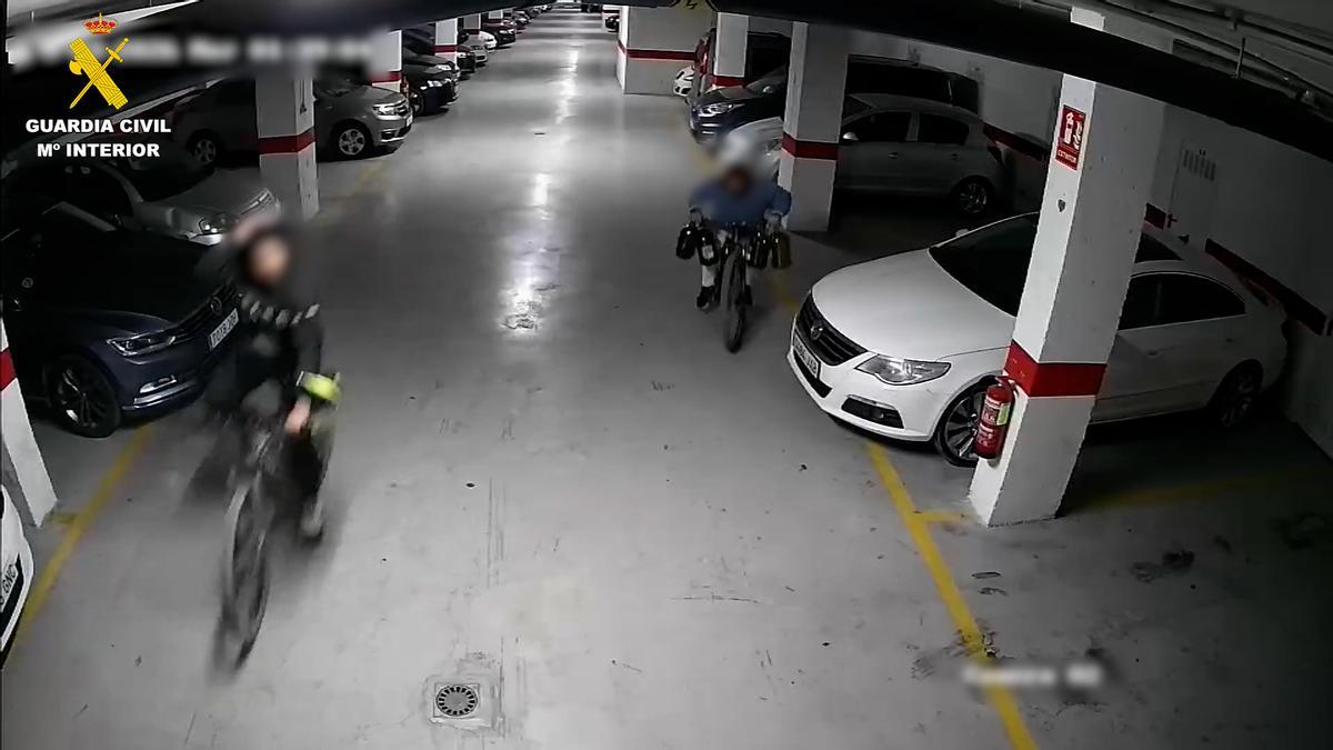 Imagen captada por las cámares de seguridad de los garajes saqueados