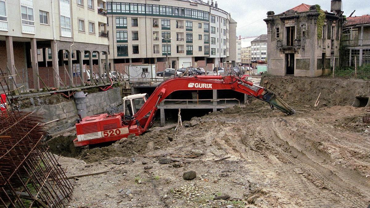 Obras de construcción del aparcamiento subterráneo de Rosalía de Castro, en 2002.