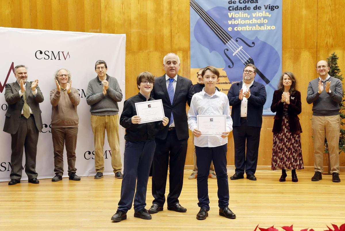 El pianista, director de orquesta y presidente del jurado, Maximino Zumalave, entregando premios