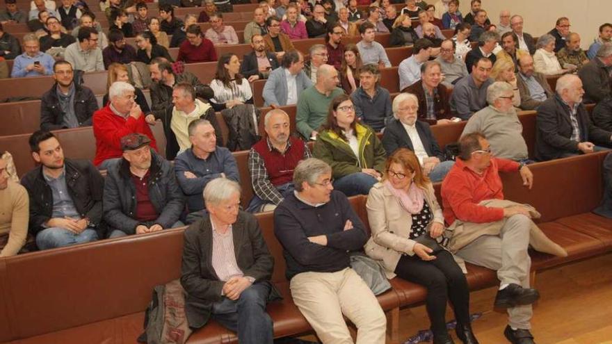 Asistentes al encuentro convocado ayer en Santiago por el Foro Galego.