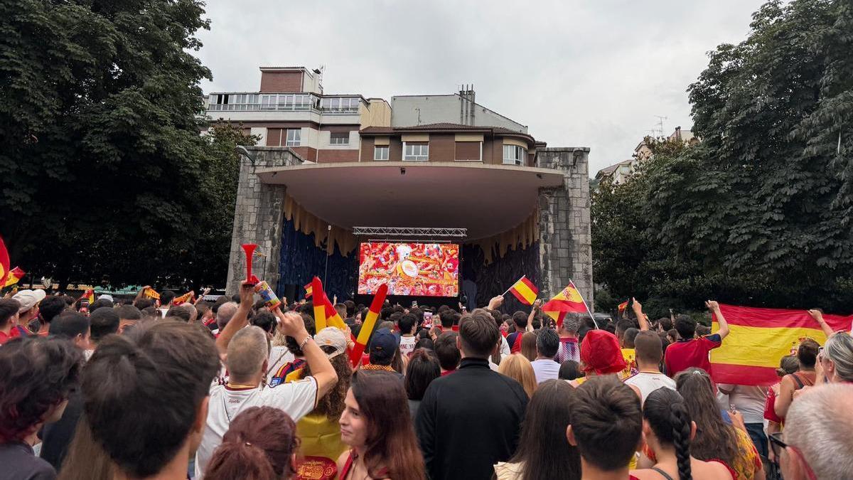 La pantalla gigante instalada en la plaza Jovellanos de Mieres.