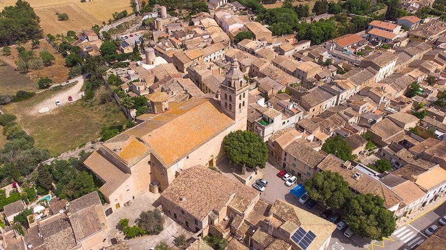 Imagen aérea del centro de la localidad de Sencelles.