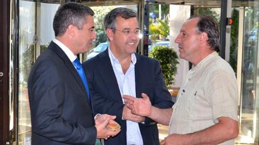 Fermín Cacho dialoga con el alcalde de Estepona, José María García Urbano, en el Hotel H10.