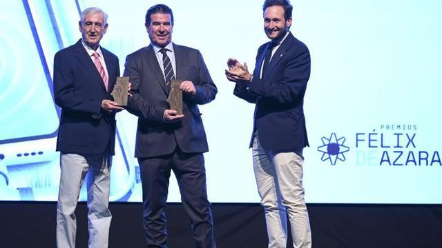 Pradas y Pérez reciben el galardón de manos del presidente de la DPH.  | DPH