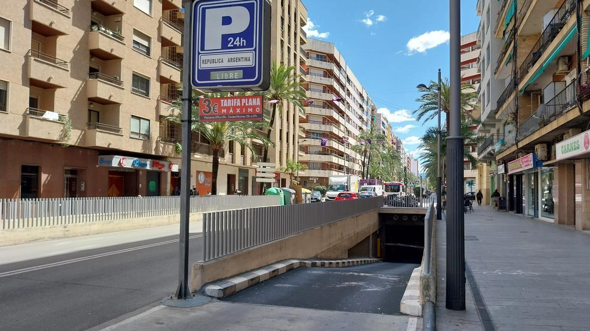 Una entrada al aparcamiento de la avenida República Argentina de Gandia