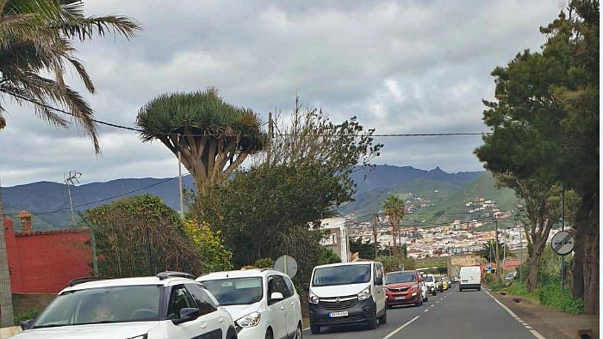 Una de las colas en el acceso al Teide por la carretera de La Esperanza.