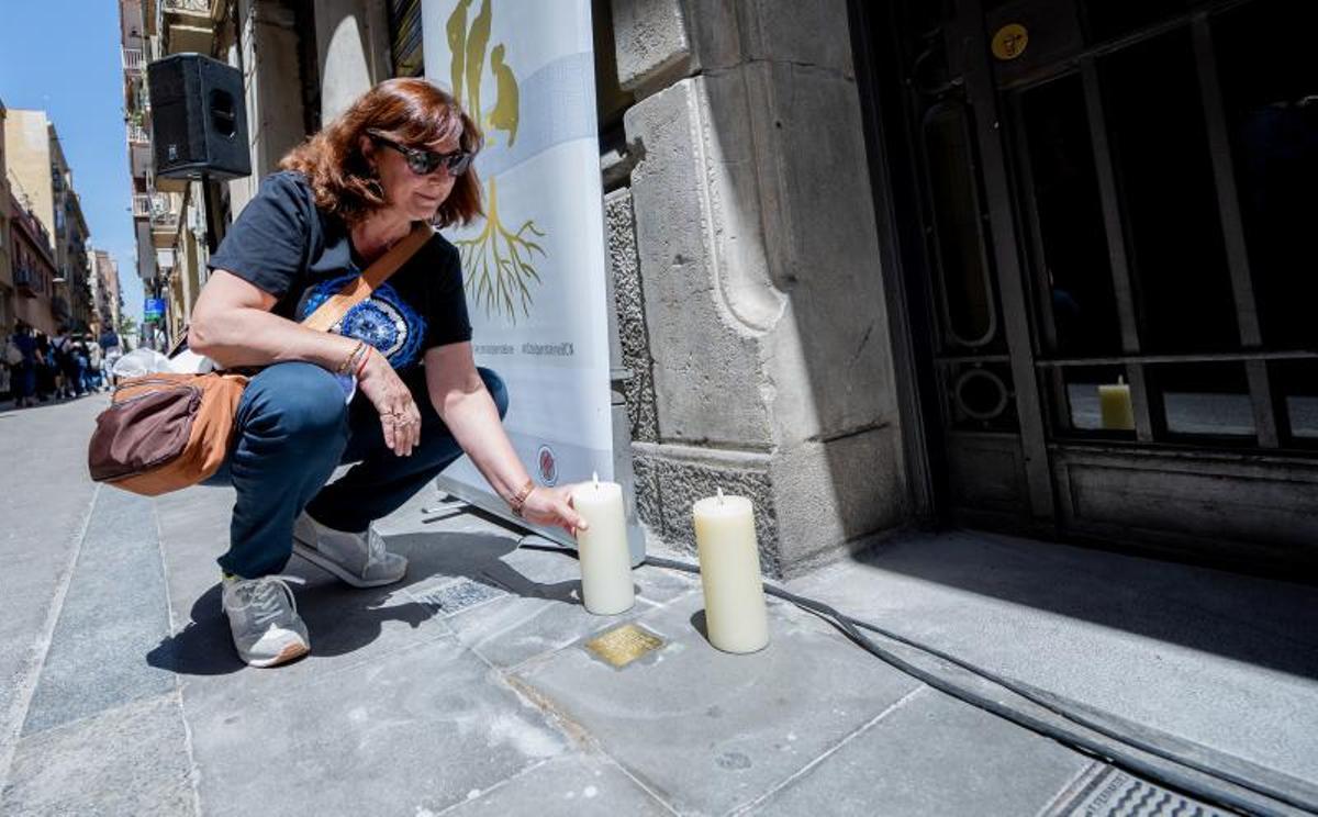 Luz Martínez Berenguer, ante al adoquín de la memoria que recuerda a Joan Riba en la calle de Martínez de la Rosa, el miércoles, día de su colocación. Luz Martínez Berenguer, ante al adoquín de la memoria que recuerda a Joan Riba en la calle de Martínez de la Rosa, el miércoles, día de su colocación.