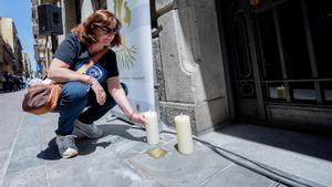 Luz Martínez Berenguer, ante al adoquín de la memoria que recuerda a Joan Riba en la calle de Martínez de la Rosa, el miércoles, día de su colocación.