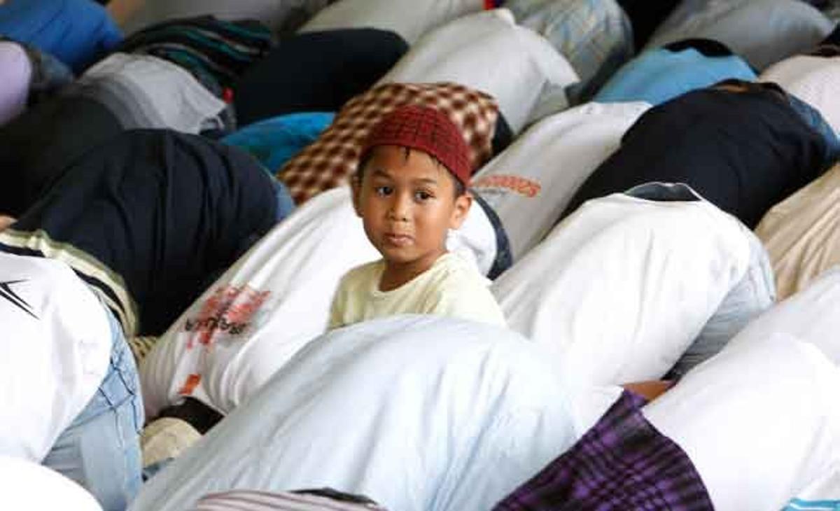 Un nen filipí musulmà mira al seu voltant durant una pregària a la Mesquita d’Or a Quiapo, un dels districtes de Manila.