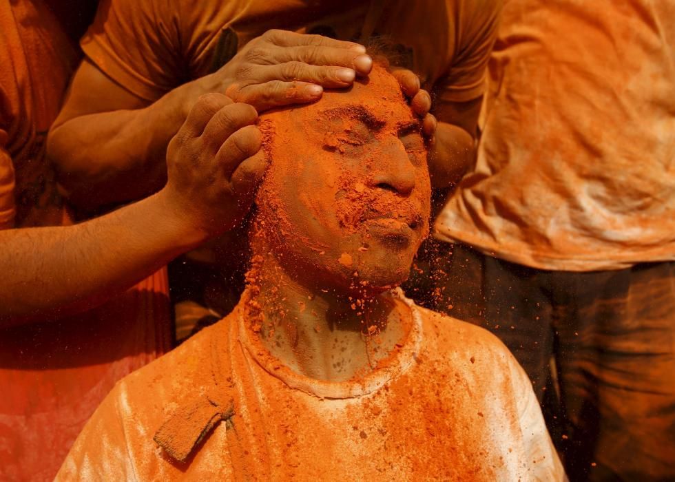 Un devoto es cubierto de polvo bermellón en la celebración del Sindoor Jatra, un festival de Bhaktapur, Nepal.