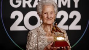 Ángela Álvarez, la cantautora cubana de 95 años que ha ganado el premio a la mejor nueva artista en los Grammy Latino 2022