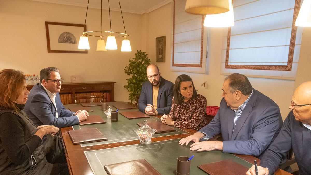 Reunión en la sede del Colegio de Abogados de Orihuela