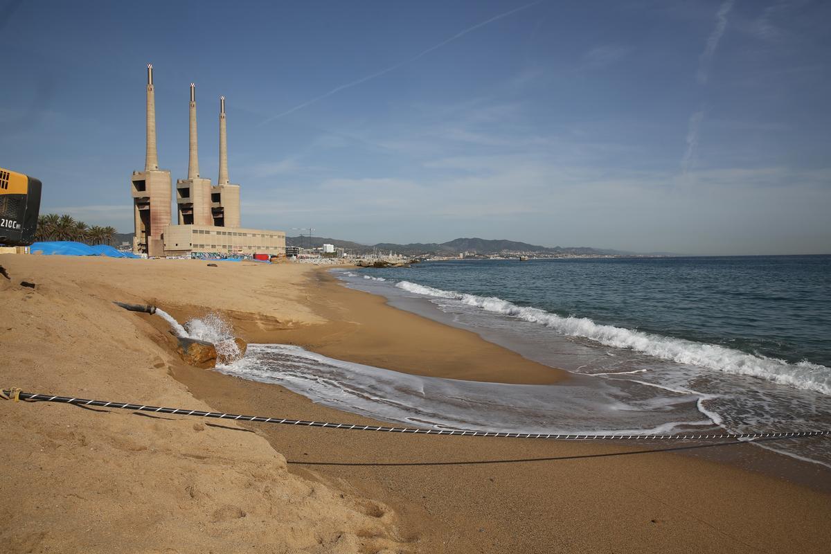 Obras para extender un cable submarino en la playa cancerígena de Sant Adrià