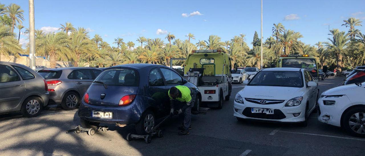 Dos grúas retirando vehículos mal estacionados ayer por la tarde, en el aparcamiento de Candalix, uno de los más transitados del centro de la ciudad.