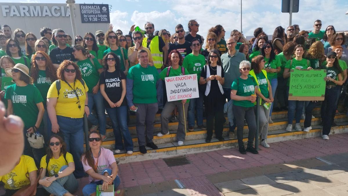 La asamblea de profesores que ha tenido lugar en la entrada al centro comercial de Ondara