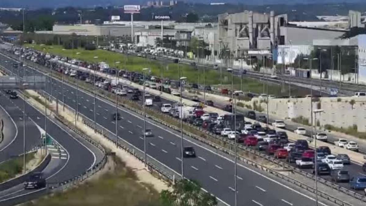 Imagen de la retención del enlace de la A7 con la A3, carretera de Madrid.