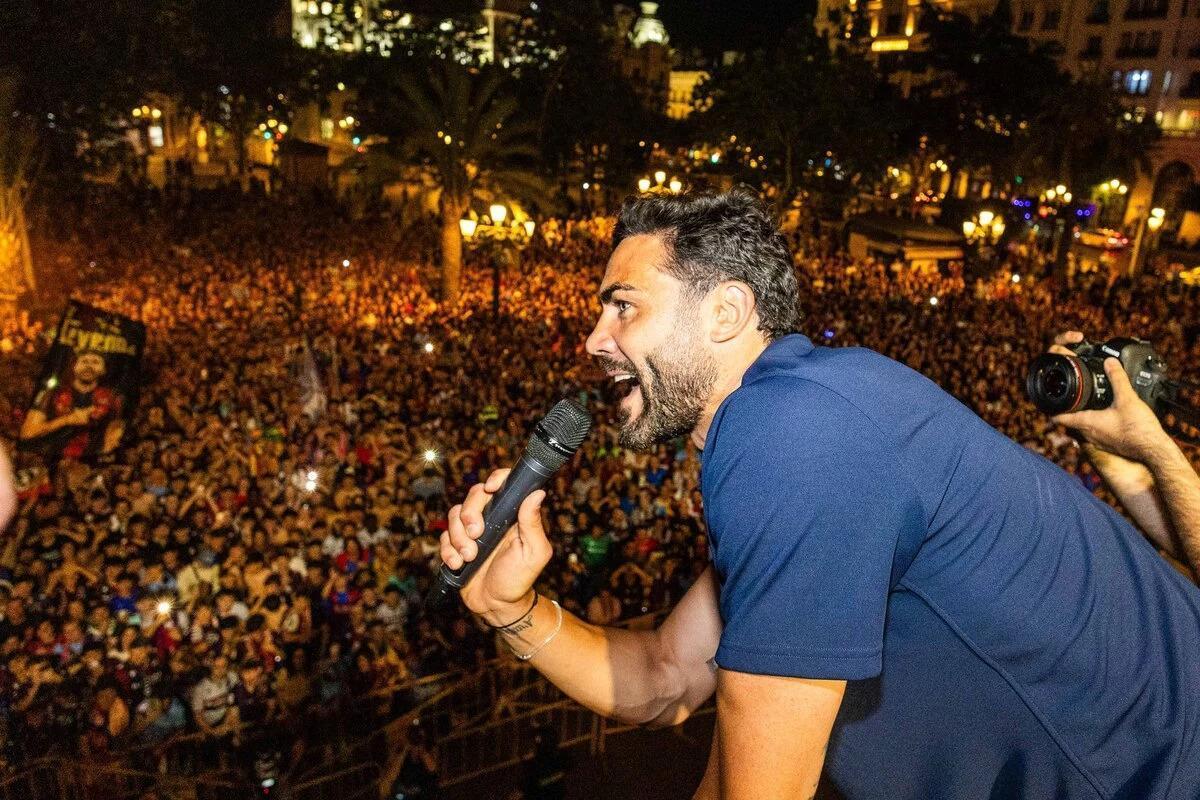 Vicente Iborra durante la celebración del ascenso a Primera División junto a su afición