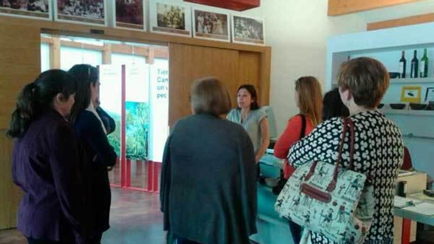 Una visita guiada por el Museo del Vino de Cangas del Narcea.