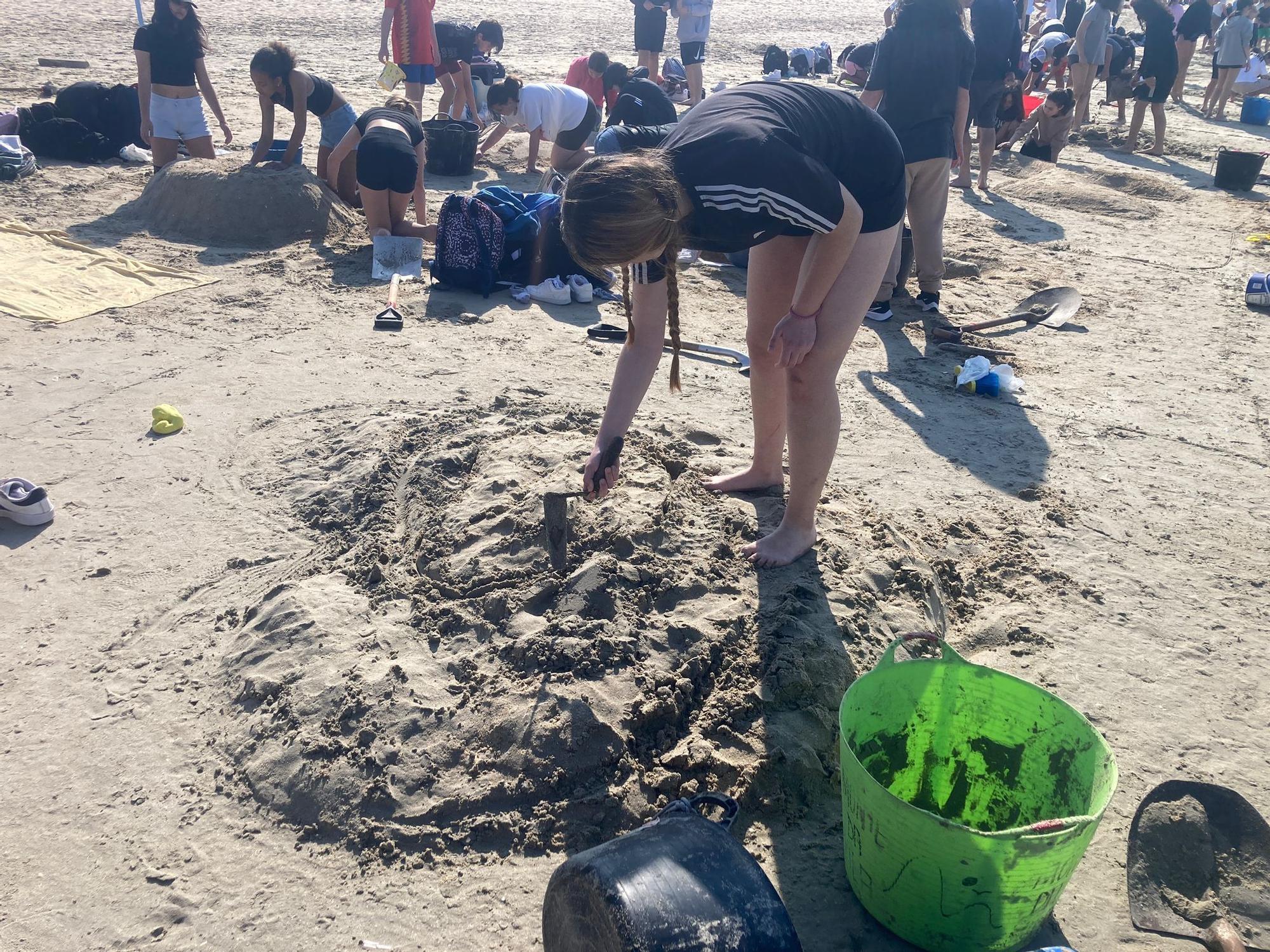 Participantes en la fiesta de las esculturas de arena desarrollada en A Lanzada, a instancias del IES Monte da Vila.