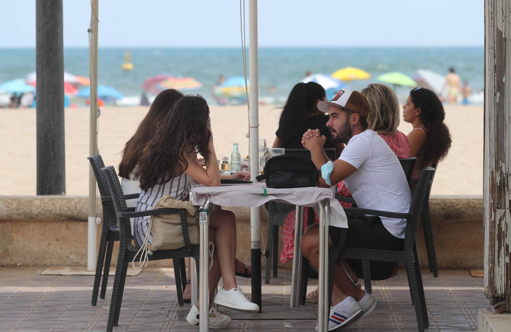 La playa y las terrazas, de nuevo, llenas