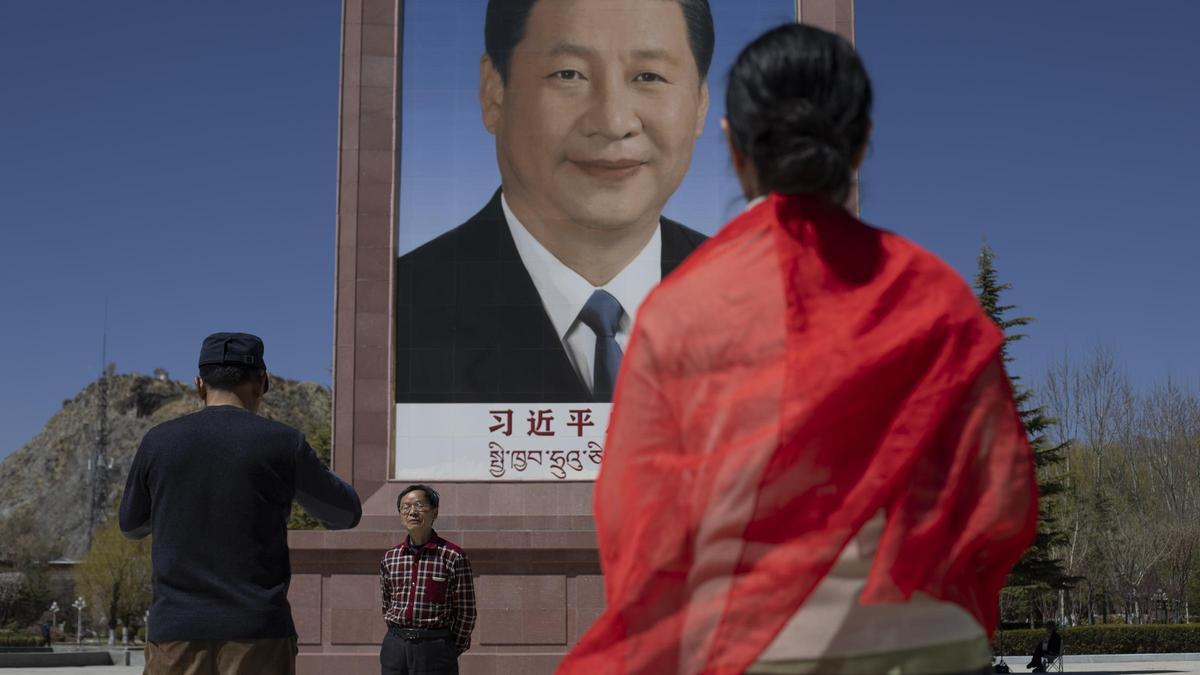 Xi Jiimping en un monumento.