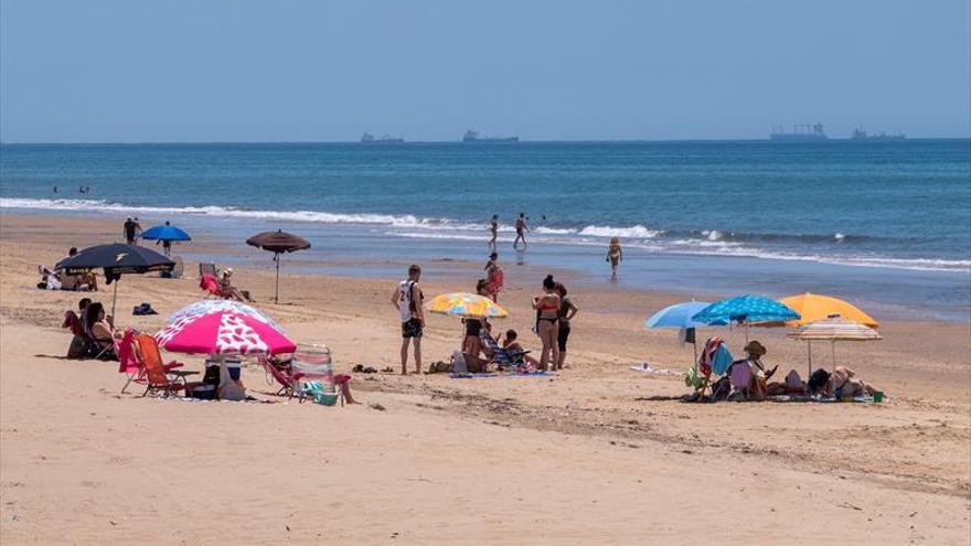 Abiertas al baño casi todas las playas de Almería, Cádiz y Huelva