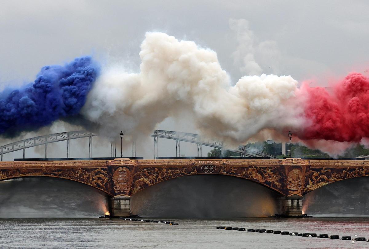 La bandera francesa sobre el puente Austerlitz en el río Sena durante la ceremonia de apertura de los Juegos Olímpicos de París 2024
