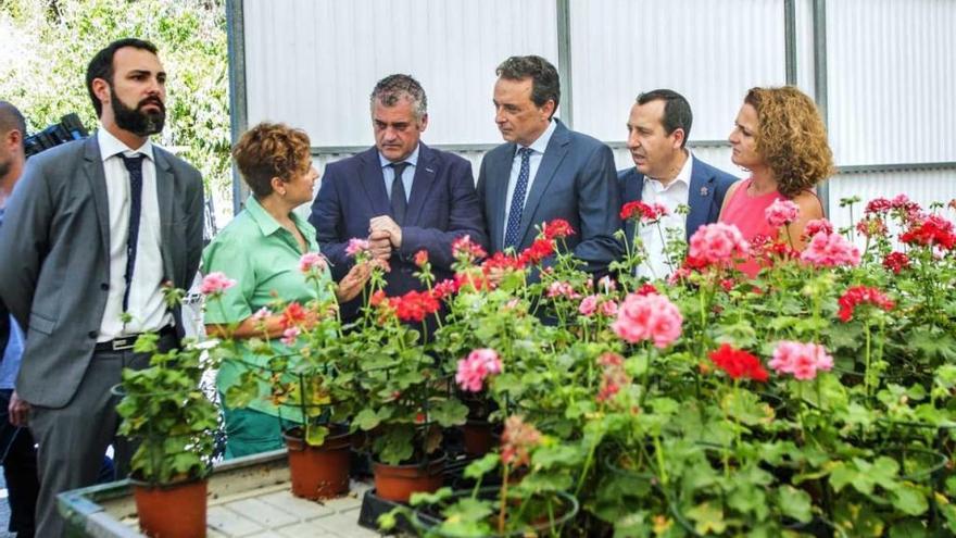 El consejero de Empleo, Empresa y Comercio, Javier Carnero, durante la visita de ayer a Torremolinos.