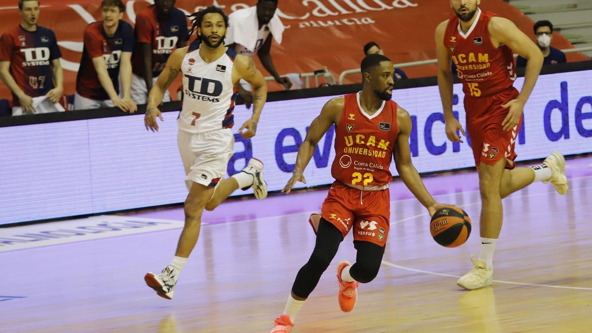 Isaiah Taylor, quien ha renovado por el UCAM Murcia, durante un partido.