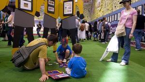 Unos niños leen tebeos en una antigua edición del Salón del Cómic. 