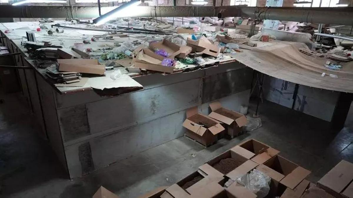 Els empleats s'amuntegaven en 14 llits en les quals el menjar es barrejava amb les escombraries.