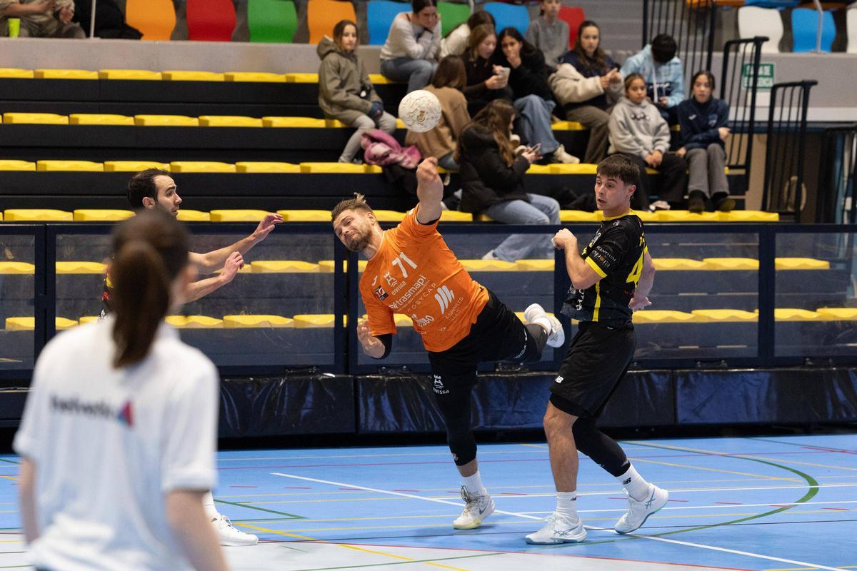 Todas las imágenes del partido de balonmano de Eivissa Handbol Trasmapi contra Soria