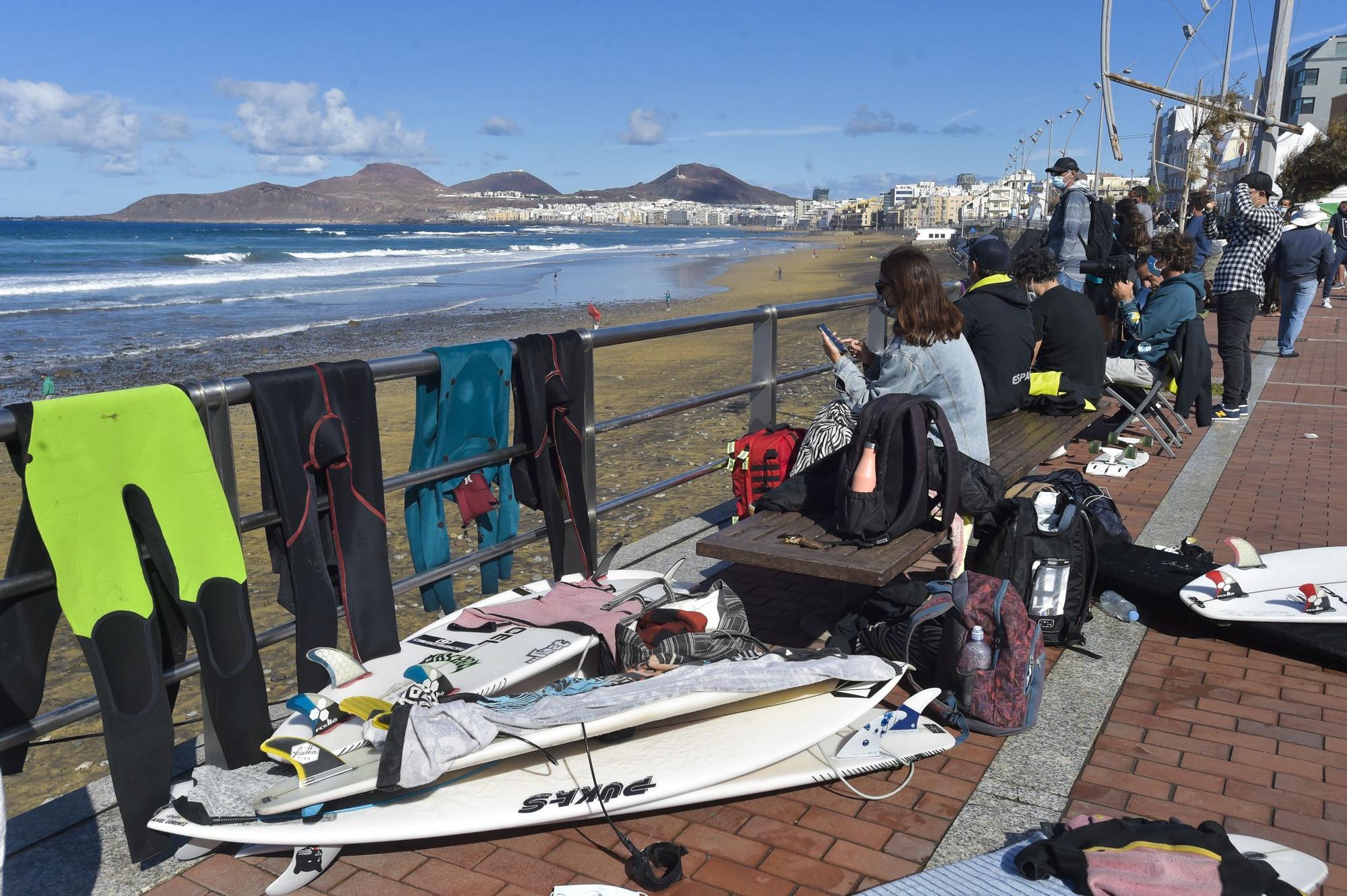 Ambiente en La Cícer durante el torneo de surf