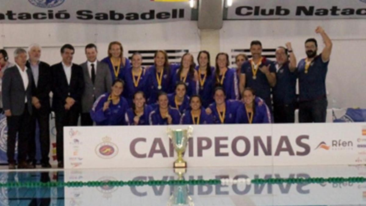 Las jugadoras del Mataró posan tras ganar su primera Copa de la Reina y acabar con la racha ganadora del Sabadell.
