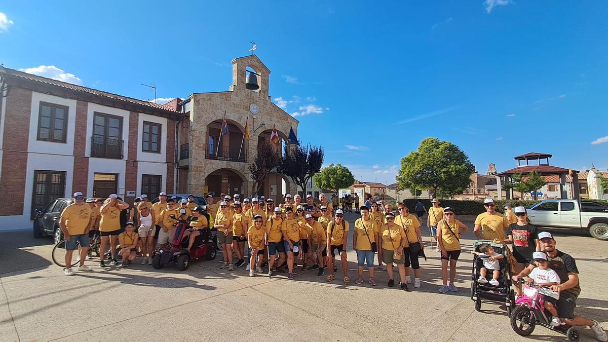 Fotografía de familia de los participantes en la marcha