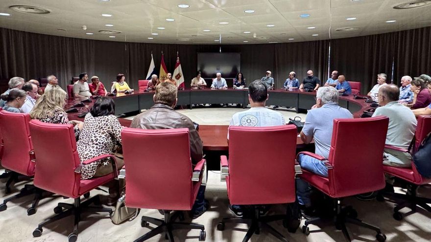 Casimiro Curbelo durante una reunión con representantes del sector primario.
