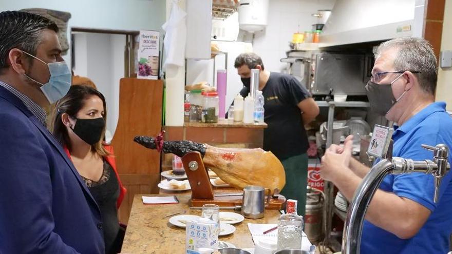 El alcalde, José González, y la edil Laura Moreno, visitan un bar en Mijas.