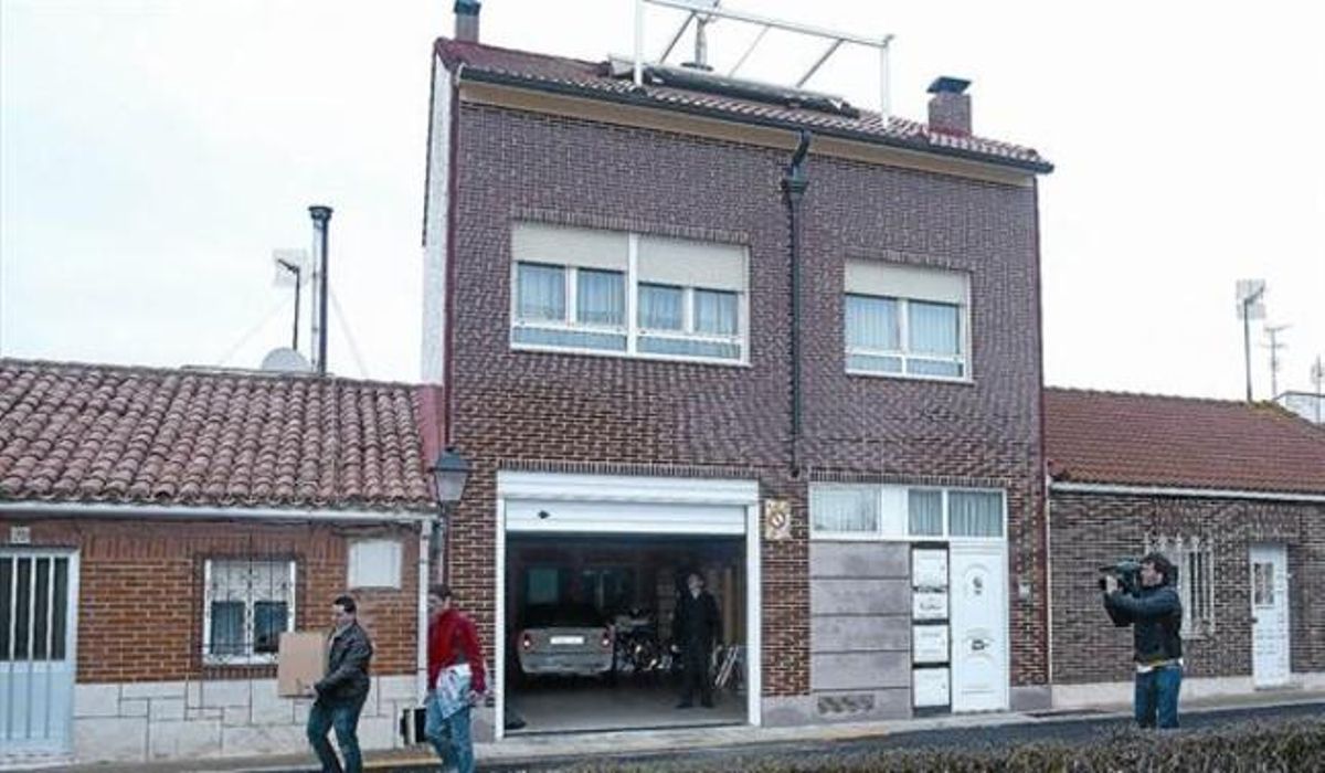Agents de paisà surten de la casa de Marta Domínguez, ahir. Agents de paisà surten de la casa de Marta Domínguez, ahir.