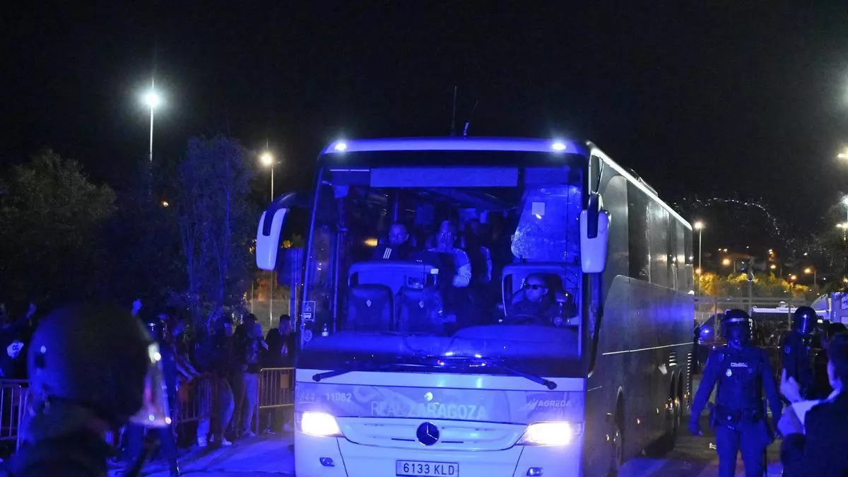 La afición del Real Zaragoza carga contra los jugadores y lanza objetos al autocar